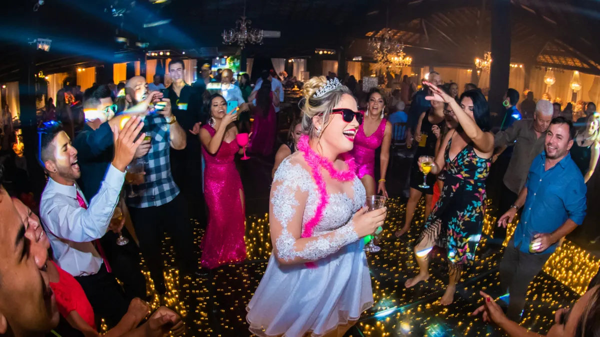 Balada pegando fogo com o Pacote Prata 2.0 em casamento